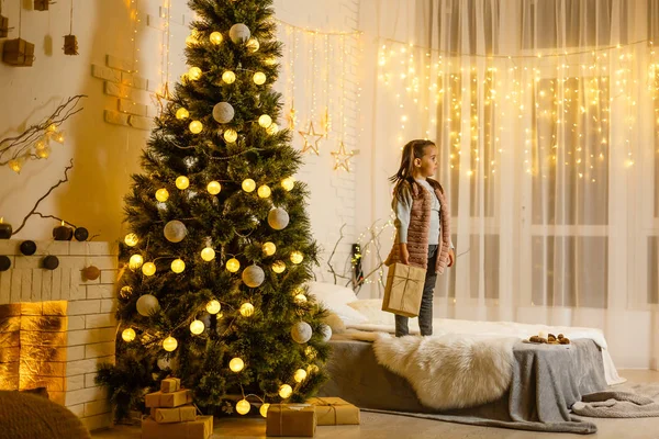 Menina Bonito Alegre Com Presente Cama Perto Árvore Natal Casa — Fotografia de Stock
