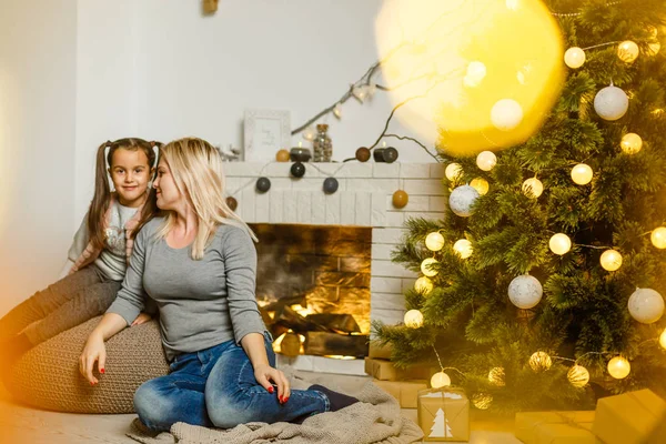 Menina Alegre Com Jovem Mãe Quarto Decorado Natal — Fotografia de Stock