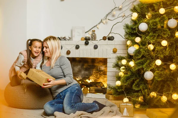 愉快的妈妈和可爱的女儿女孩交换礼物 并在客厅的圣诞树附近的乐趣 圣诞快乐和快乐假期的概念 — 图库照片
