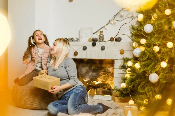 Vrolijke Moeder Schattige Dochter Meisje Uitwisselen Van Geschenken Plezier Buurt — Stockfoto