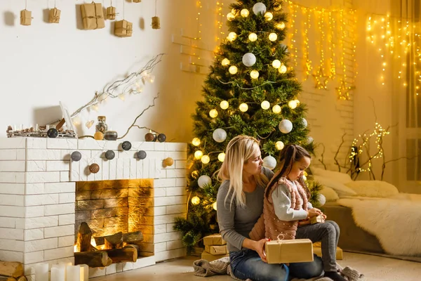愉快的妈妈和可爱的女儿女孩交换礼物 并在客厅的圣诞树附近的乐趣 圣诞快乐和快乐假期的概念 — 图库照片
