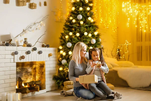 Vrolijke Moeder Schattige Dochter Meisje Uitwisselen Van Geschenken Plezier Buurt — Stockfoto