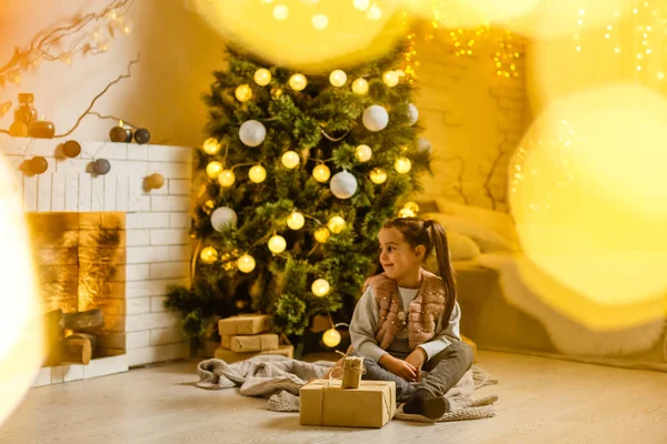 Gelukkig Lachend Meisje Met Luxe Geschenketui Zittend Vloer Kerstmis Ingericht — Stockfoto