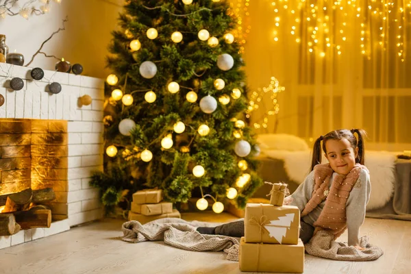 Menina Sorridente Feliz Com Caixa Presente Sentado Chão Quarto Decorado — Fotografia de Stock