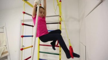 Esmer kız evde spor köşede tırmanma