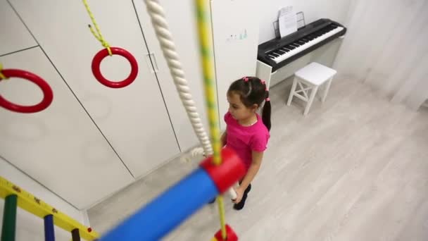 Chica Jugando Esquina Del Deporte Casa — Vídeo de stock