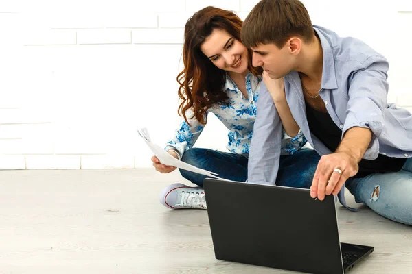 Gelukkig Winkelen Online Laptop Thuis — Stockfoto