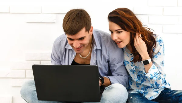 Gelukkig Winkelen Online Laptop Thuis — Stockfoto