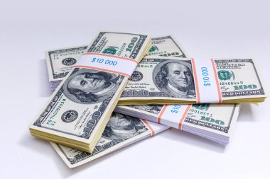 Beyaz arkaplanda izole edilmiş dolar paketleri