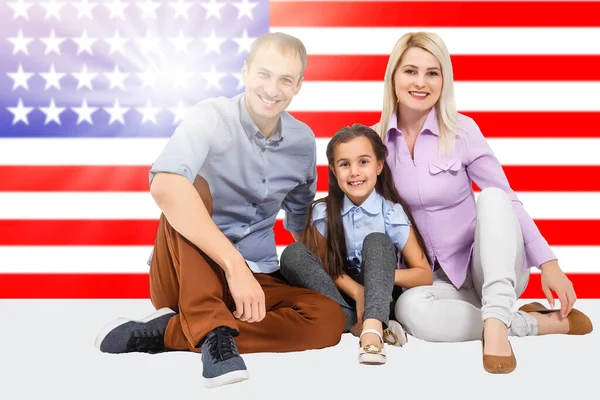 Concepto Familia Gente Feliz Madre Sonriente Padre Hija Pequeña Sobre —  Fotos de Stock