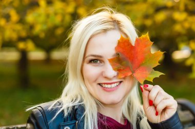 Güzel sarışın kadın - Renkli sonbahar portresi