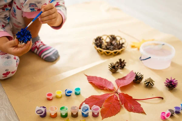 Criança Pequena Fazendo Decoração Outono Castanha Pinhas Bolotas — Fotografia de Stock