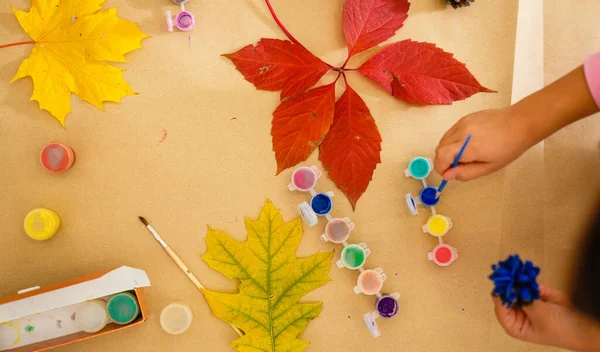 Χαριτωμένο Κοριτσάκι Χρωματισμός Ένα Φυσικό Έλατο Κώνο Για Δημιουργήσετε Ένα — Φωτογραφία Αρχείου