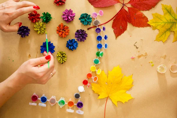 Pintura Para Colorear Hojas Conos Antecedentes Otoñales Sobre Creatividad Regreso — Foto de Stock