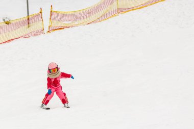 Kayak, kayak okulundaki küçük kayakçı.