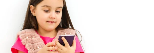 Beyaz Arka Planda Akıllı Bir Telefon Tutan Küçük Kız — Stok fotoğraf