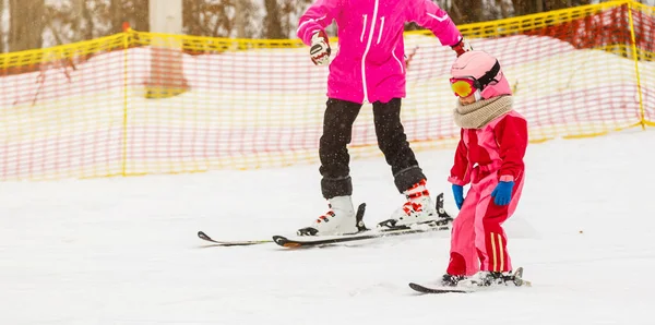 滑雪学校里的小滑雪者 — 图库照片