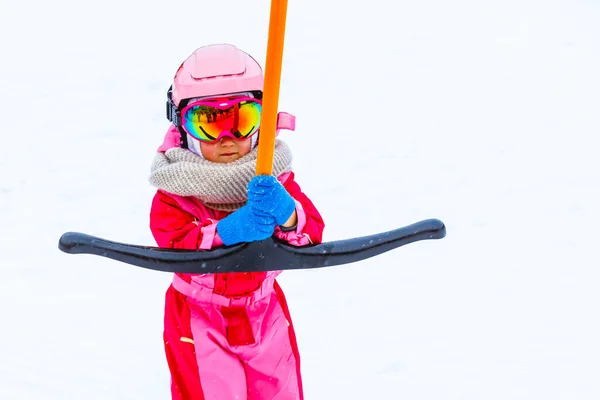 小さな女の子とともにスキースーツでザスキーリフト — ストック写真