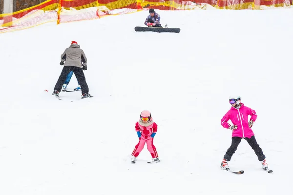 Kayak Kayak Okulundaki Küçük Kayakçı — Stok fotoğraf