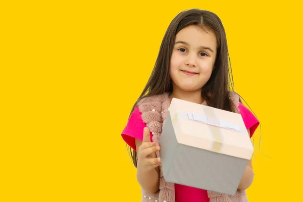 Bambina Con Regalo Sfondo Arancione — Foto Stock