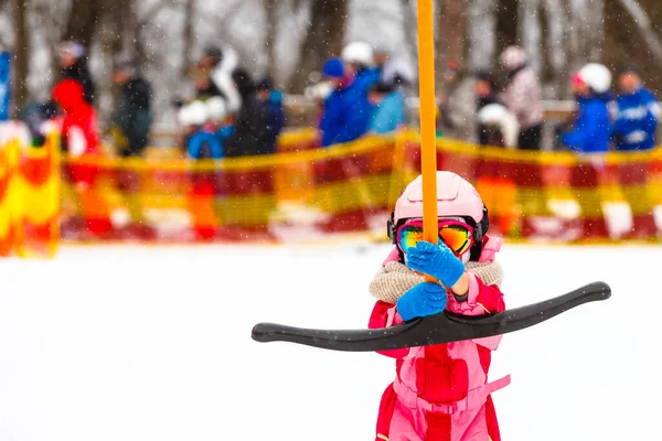 Niña Vistiendo Gafas Casco Unas Vacaciones Invierno Aire Libre Sosteniendo — Foto de Stock