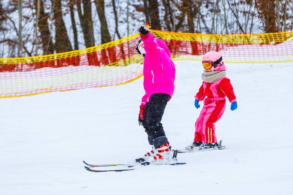 スキー スキースクールの小さなスキーヤー — ストック写真