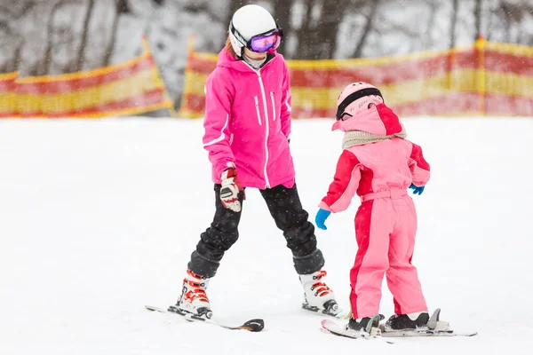 Mère Petit Enfant Skient Dans Les Alpes Maman Enfant Actifs — Photo