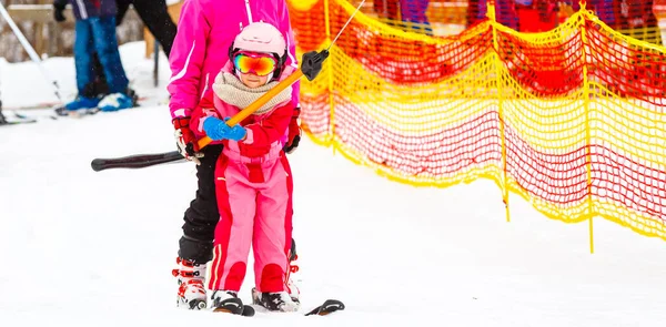 Skidlektion Liten Tjejskidåkning Med Instruktör — Stockfoto