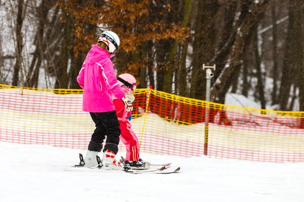 Cours Ski Petite Fille Skiant Avec Moniteur — Photo