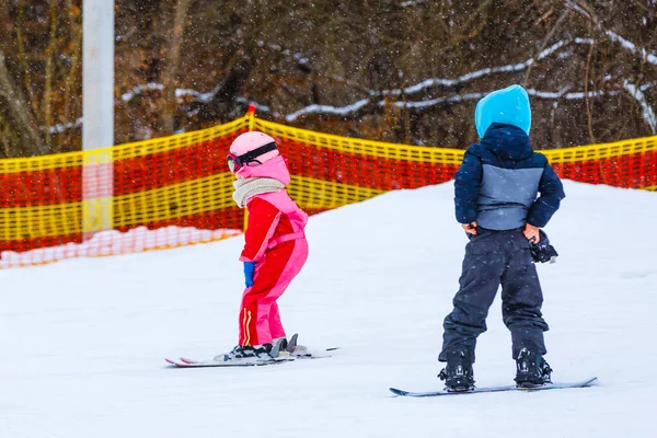 Kleines Mädchen Mit Skianzug Ski — Stockfoto