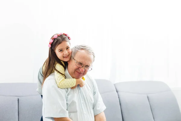 Divertente Ritratto Stile Vita Del Nipote Abbracciando Nonno — Foto Stock