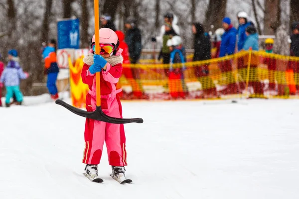 Liten Flicka Bär Glasögon Och Hjälm Vinter Semester Utomhus Håller — Stockfoto