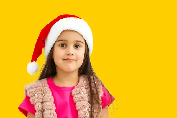 Мила Маленька Дівчинка Різдвяному Капелюсі Помаранчевому Фоні — стокове фото