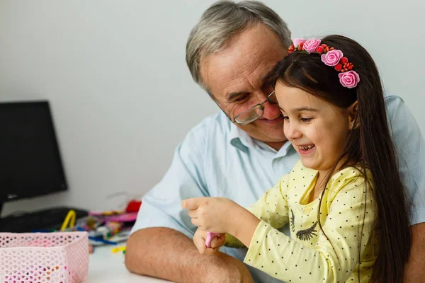 Großvater Und Enkelin Machen Ihre Hausaufgaben — Stockfoto