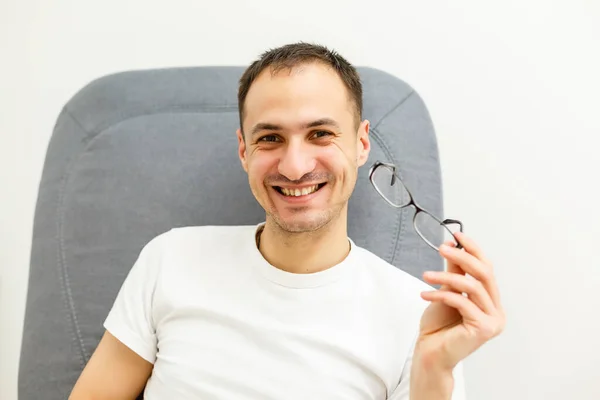 Joven Pone Las Gafas — Foto de Stock