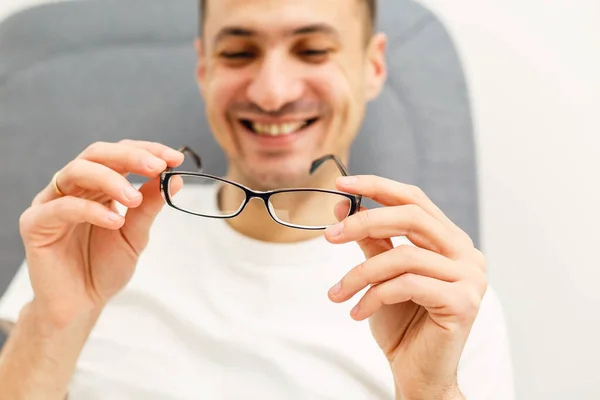 Fiatalember Felveszi Szemüvegét — Stock Fotó