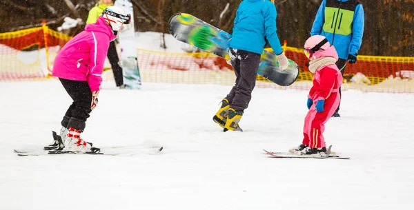 Küçük Kız Bir Eğitmenle Kayak Yapıyor — Stok fotoğraf