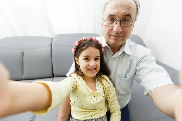 Grandfather Granddaughter Make Selfie — Stock Photo, Image