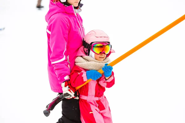 Clase Esquí Niña Esquiando Con Instructor — Foto de Stock