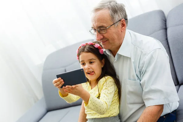 Großvater Und Enkelin Machen Selfie — Stockfoto