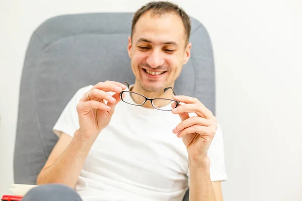 Giovane Uomo Mette Gli Occhiali — Foto Stock