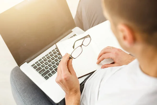 Jongeman Werkt Geabsorbeerd Laptop Thuis Kopieerruimte — Stockfoto