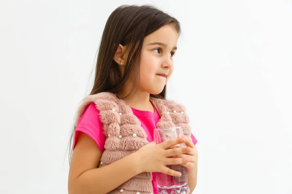 Scuola Ragazza Ritratto Con Acqua Vetro Isolato — Foto Stock