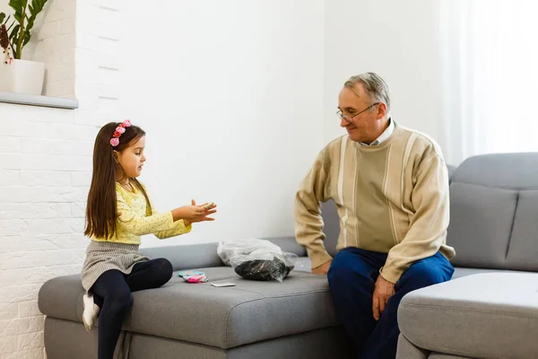 Morfar Och Sondotter Gör Sina Läxor — Stockfoto