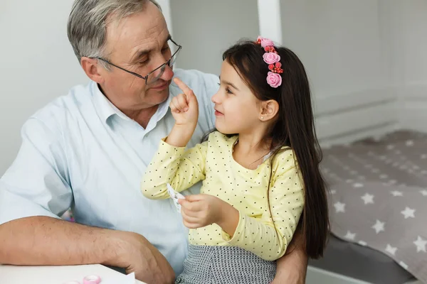 Großvater Und Enkelin Machen Ihre Hausaufgaben — Stockfoto