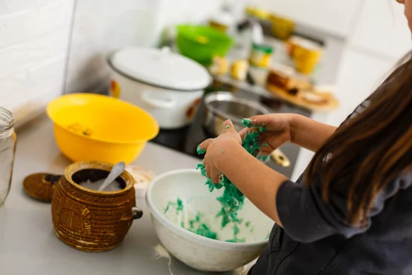 Küçük Tatlı Kız Mutfakta Yemek Pişiriyor Kek Kurabiye Yaparken Eğleniyorum — Stok fotoğraf