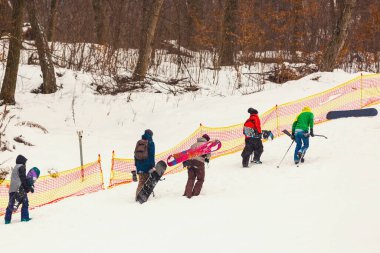 Ellerinde snowboardlarla neşeli snowboardcular, güneşli bir günde karla kaplı dev köknar ağaçlarının arasında dağ yamacına çıkıp hayatın tadını çıkarıyorlar. Kışın ıssız bir yerde destansı bir serbest dolaşım..