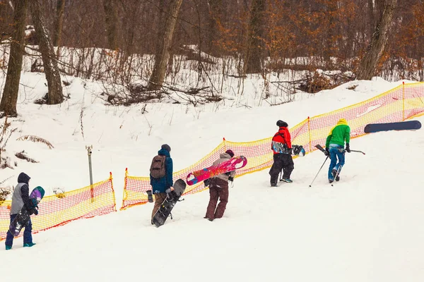 Örömteli Snowboardosok Snowboardokkal Kezükben Felmennek Hegyi Lejtőn Hatalmas Hófákkal Borított — Stock Fotó
