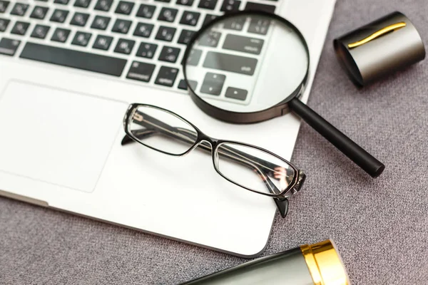 Vergrootglas Vergrootglas Een Vel Papier Voor Zaken Achter Blind — Stockfoto