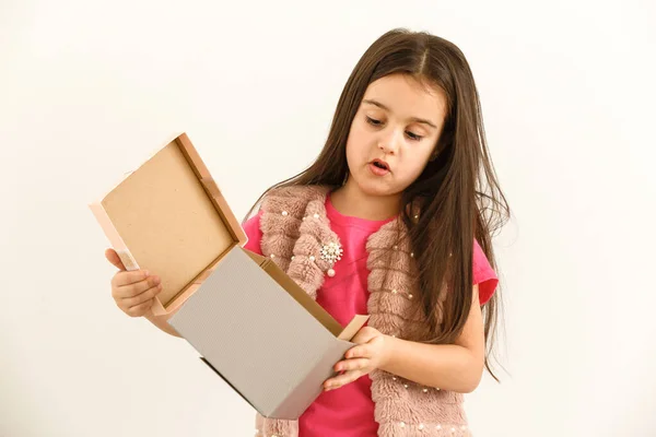 Klein Meisje Met Geschenk — Stockfoto